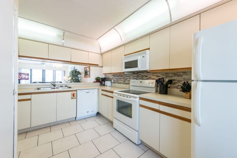 Condo, 2 Bedrooms, Ocean View | Private kitchen | Fridge, microwave, oven, stovetop