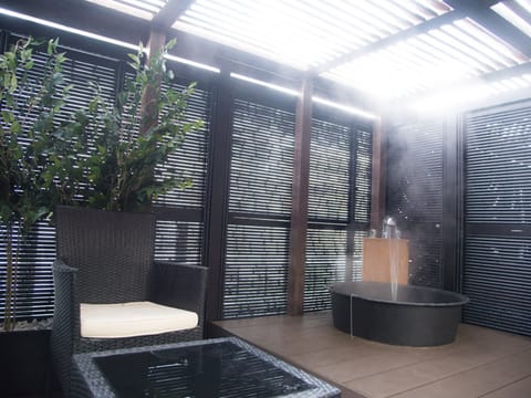 Combined shower/tub, spring water tub, free toiletries, hair dryer