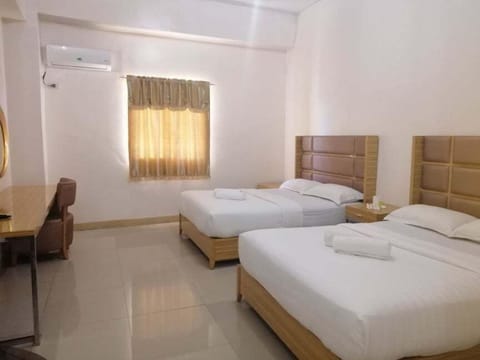 Family Room | Desk, WiFi (free), bed sheets