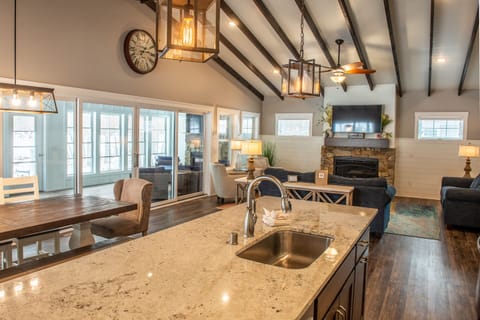 585 - 4 Bdrm Fairway Pines | Living area | Flat-screen TV