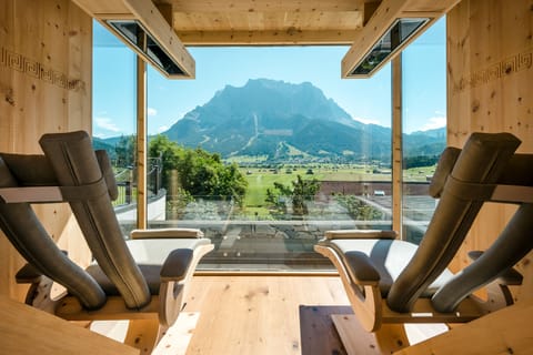 Couples treatment rooms, sauna, hot tub, steam room, body treatments