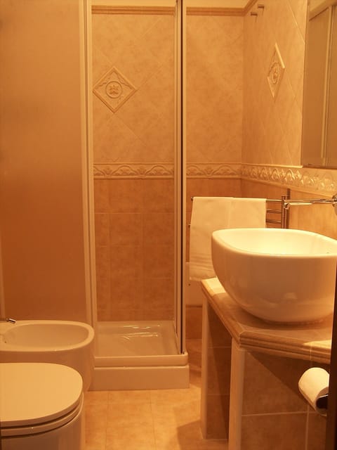 Double or Twin Room | Bathroom | Shower, free toiletries, hair dryer, bidet