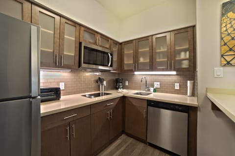 Coffee/tea maker, full-size fridge, microwave, stovetop