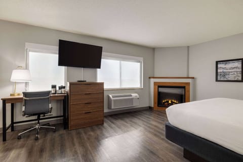 Deluxe Studio Suite, 1 King Bed | Desk, laptop workspace, blackout drapes, soundproofing