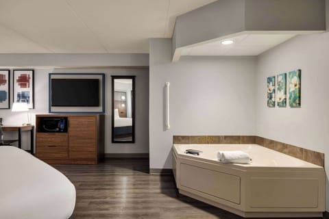 Deluxe Room, 1 King Bed | Desk, laptop workspace, blackout drapes, soundproofing