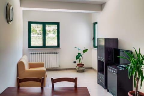 Appartamento 1, 2 Bedrooms | Living area | 32-inch LED TV with digital channels, TV