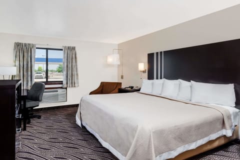 Standard Room, 1 King Bed | Desk, iron/ironing board, rollaway beds, free WiFi