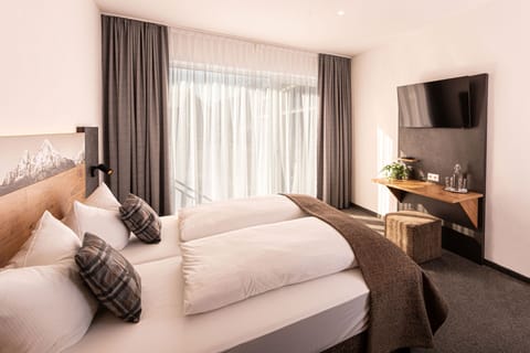 Deluxe Room | Hypo-allergenic bedding, in-room safe, desk, blackout drapes