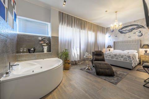 Luxury Suite with Jacuzzi | 1 bedroom, Egyptian cotton sheets, premium bedding, memory foam beds