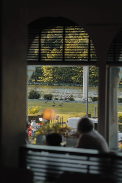 Lunch and dinner served, international cuisine