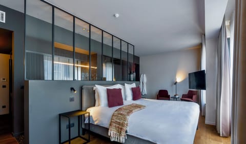 U sleep Luxury (bathtub) | 15 bedrooms, premium bedding, down comforters, Select Comfort beds