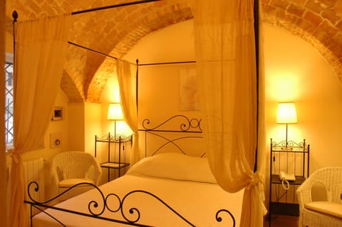 Double Room Single Use | In-room safe, desk, cribs/infant beds, rollaway beds