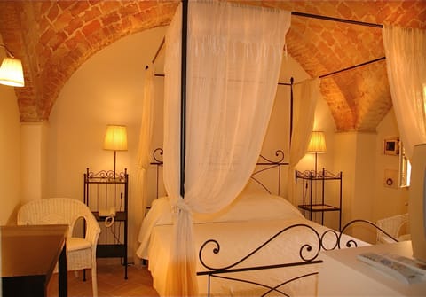 Double Room | In-room safe, desk, cribs/infant beds, rollaway beds