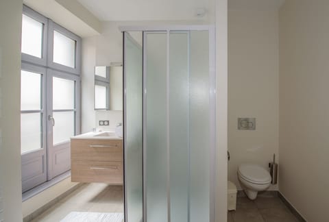 Double Room, Kitchen | Bathroom | Shower, free toiletries, hair dryer, towels