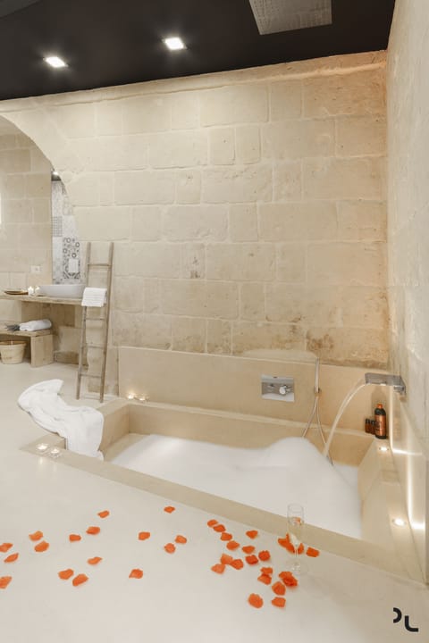 Suite, Bathtub | Deep soaking bathtub