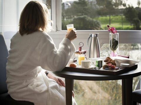 Superior Room, 1 King Bed | In-room safe, desk, blackout drapes, soundproofing