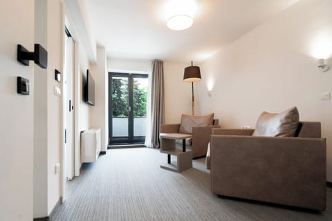 Junior Suite | Living area | 43-inch flat-screen TV with satellite channels