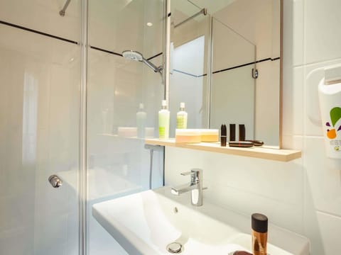 Premium bedding, desk, blackout drapes, soundproofing