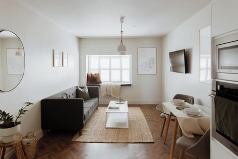 Deluxe Apartment, 1 Bedroom, Kitchen | Living area | 32-inch Smart TV with cable channels, TV, Netflix