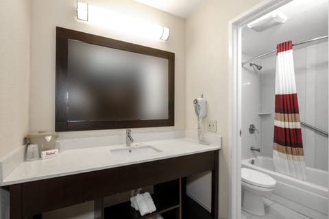 Combined shower/tub, hair dryer, towels