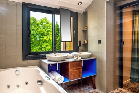 Villa, 4 Bedrooms, Non Smoking, Lake View | Bathroom | Separate tub and shower, free toiletries, hair dryer, bathrobes