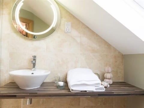 Luxury Triple Room, Ensuite, Garden View (Lizzies Room) | Egyptian cotton sheets, premium bedding, in-room safe