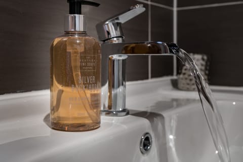 Superior Double or Twin Room, Ensuite, Garden View | Bathroom | Hair dryer, towels, soap, shampoo