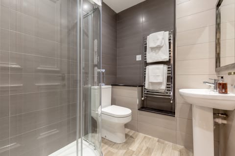 Superior Suite, Ensuite, Garden View | Bathroom | Hair dryer, towels, soap, shampoo