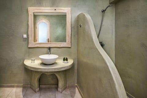 Standard Studio | Bathroom | Shower, free toiletries, hair dryer, slippers