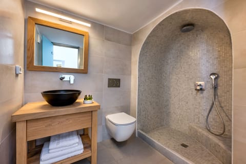 Deluxe Double Room, Sea View | Bathroom | Shower, free toiletries, hair dryer, slippers