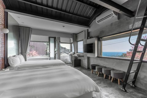 Sea view deluxe quadra room with bathtub | Blackout drapes, soundproofing, free WiFi, bed sheets