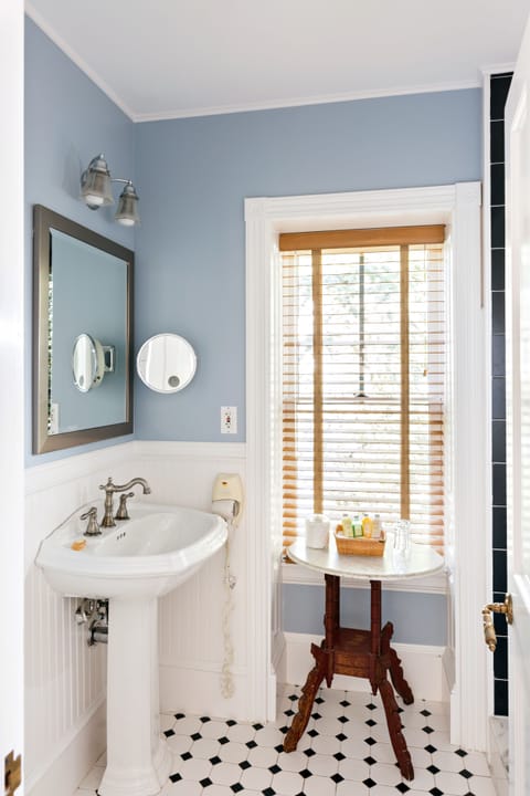 Superior Room, 1 King Bed | Bathroom | Free toiletries, hair dryer, bathrobes, towels