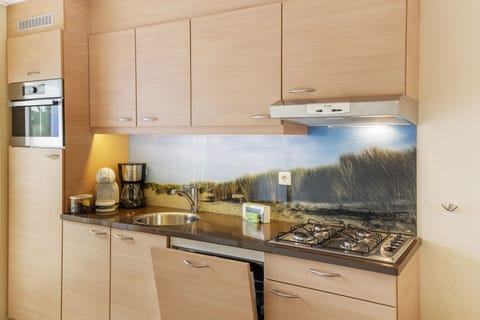 Premium Cottage | Private kitchen | Fridge, microwave, dishwasher, coffee/tea maker