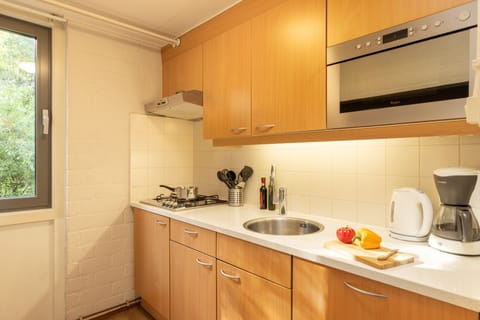 Comfort Cottage | Private kitchen | Full-size fridge, microwave, stovetop, dishwasher