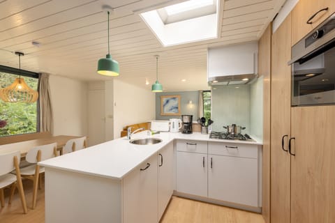 Comfort Cottage | Private kitchen | Fridge, microwave, stovetop, dishwasher