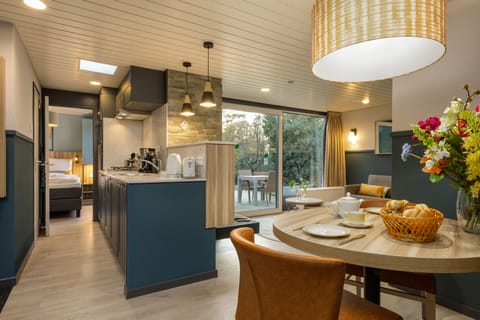 Deluxe Cottage (VIP ) | Private kitchen | Fridge, microwave, stovetop, dishwasher