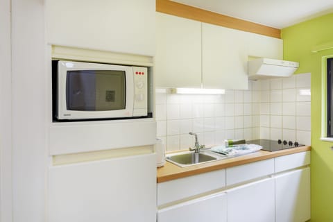 Comfort Cottage (Select 6) | Private kitchen | Fridge, microwave, electric kettle, toaster