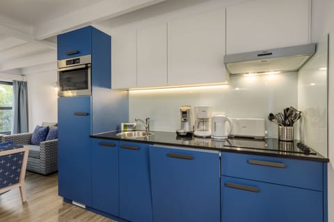 Premium Cottage | Private kitchen | Fridge, microwave, stovetop, dishwasher