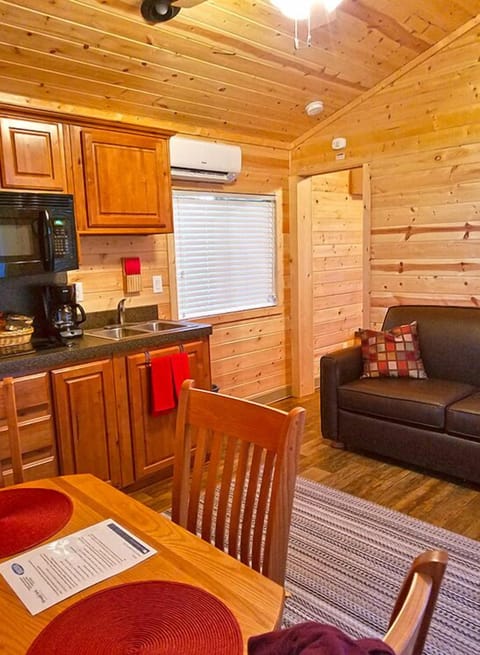 Cottage, 2 Bedrooms (No Pets) | In-room dining