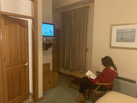 Shower, rainfall showerhead, free toiletries, hair dryer