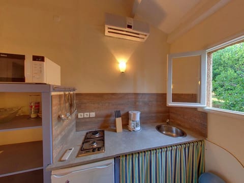 Comfort Studio | Private kitchen | Fridge, microwave, stovetop, espresso maker