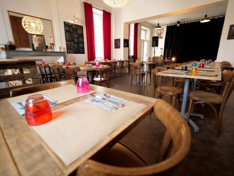 Lunch and dinner served, French cuisine