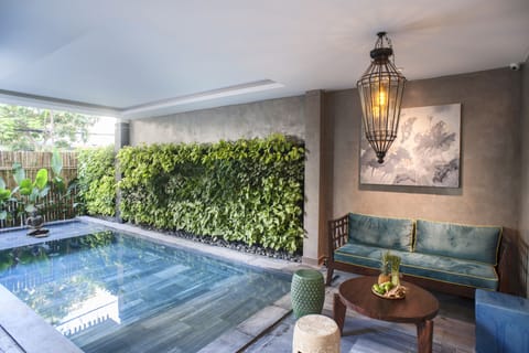 Couples treatment rooms, sauna, body treatments, hot stone massages