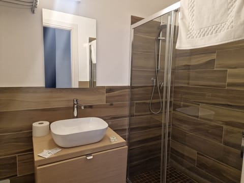 Triple Room | Bathroom | Shower, rainfall showerhead, free toiletries, bidet