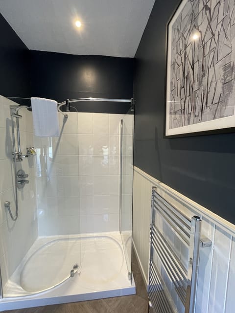 Standard Twin Room | Bathroom | Shower, free toiletries, hair dryer, towels