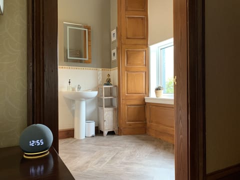 Premier Double Room, 1 King Bed, Lake View | Free WiFi, bed sheets