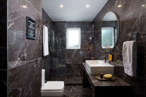 Family Room, Jetted Tub, Garden View | Minibar, in-room safe, desk, laptop workspace