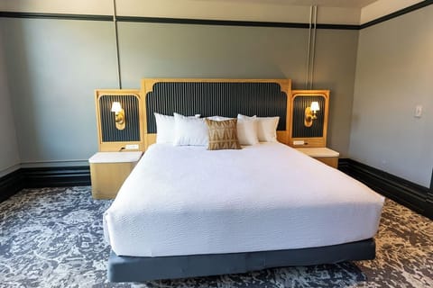 Romantic Suite, 1 King Bed, Non Smoking, City View | Free WiFi, bed sheets