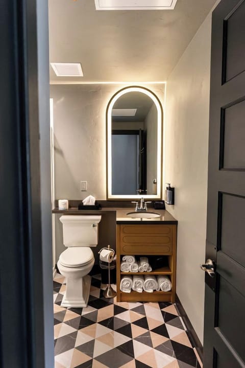 Combined shower/tub, free toiletries, hair dryer, towels