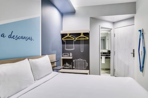 Standard Room, 1 Queen Bed | Desk, free WiFi, bed sheets